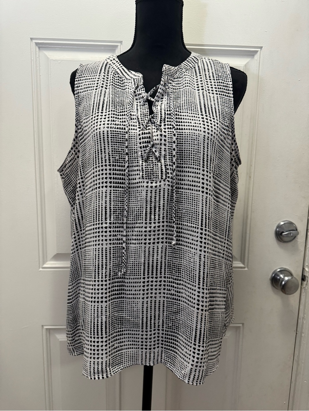 Apt. 9 Black and White Lace-Up Sleeveless Camisole 0472